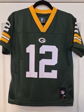 This is a Green Bay Packers Aaron Rodgers jersey in a youth size medium